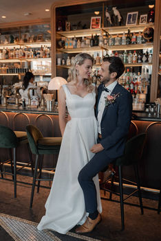 Brautpaar in einer Bar vor der freien Trauung