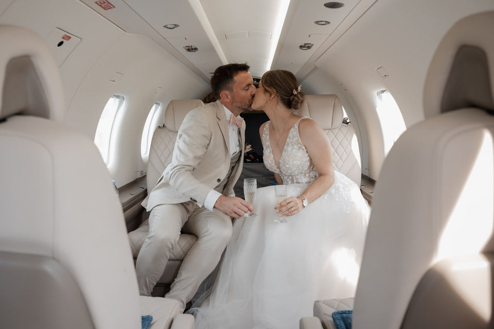 Brautpaar kuessend in der Pilatus Privatjet
