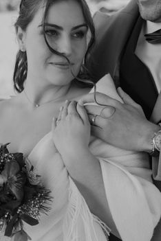 Details aufnahme eines Brautpaares und dessen Ringen