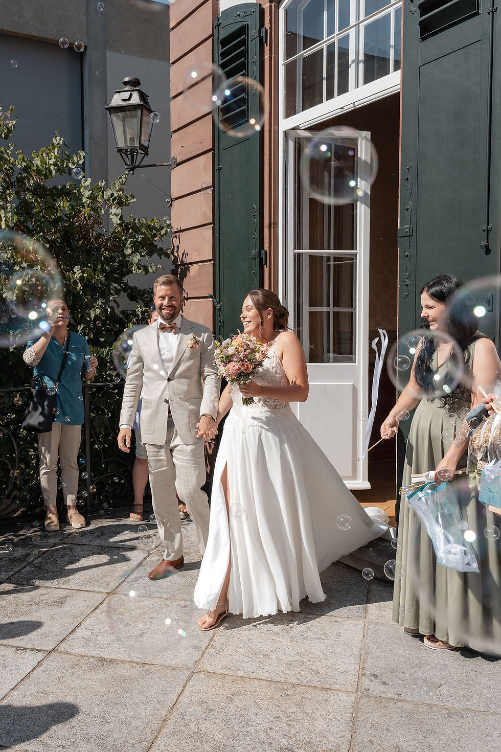 Brautpaar beim verlassen der zivilen Trauung. in Basel