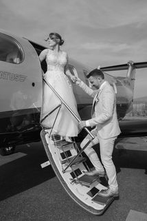Brautpaar welches direkt in ein Flugzeug einsteigt