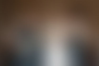 Braut mit Bridemaids bei Getting Ready