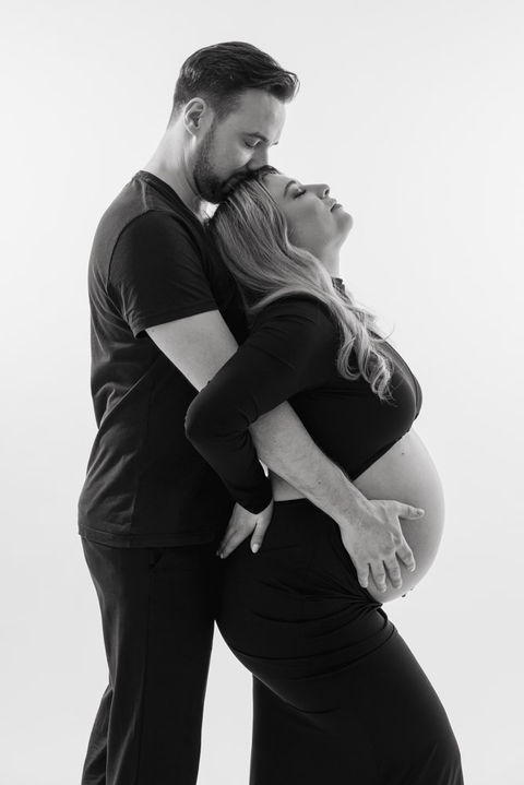 Paar zusammen beim Babybauch Fotoshooting im Studio Basel