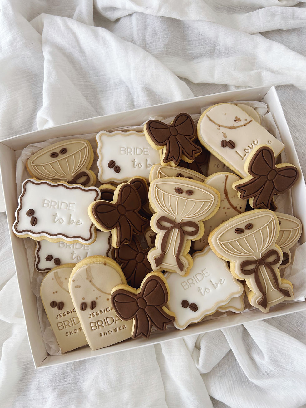 Personalised bridal shower cookies in beige & chocolate