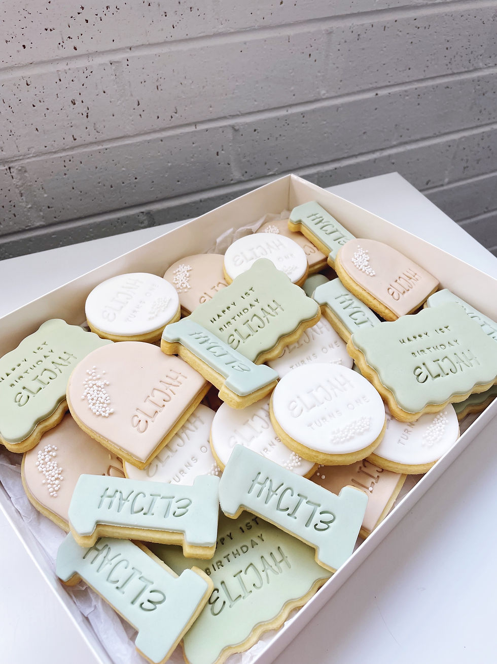 Thumbnail: 1st birthday cookies in neutral colour palette
