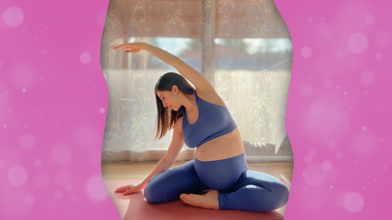 Donna con pancione che fa stretching