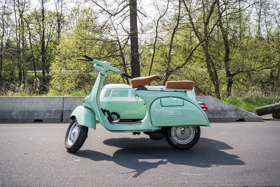 Miniatura: Veterán Piaggio Vespa Scooter VW sidecar (1977)