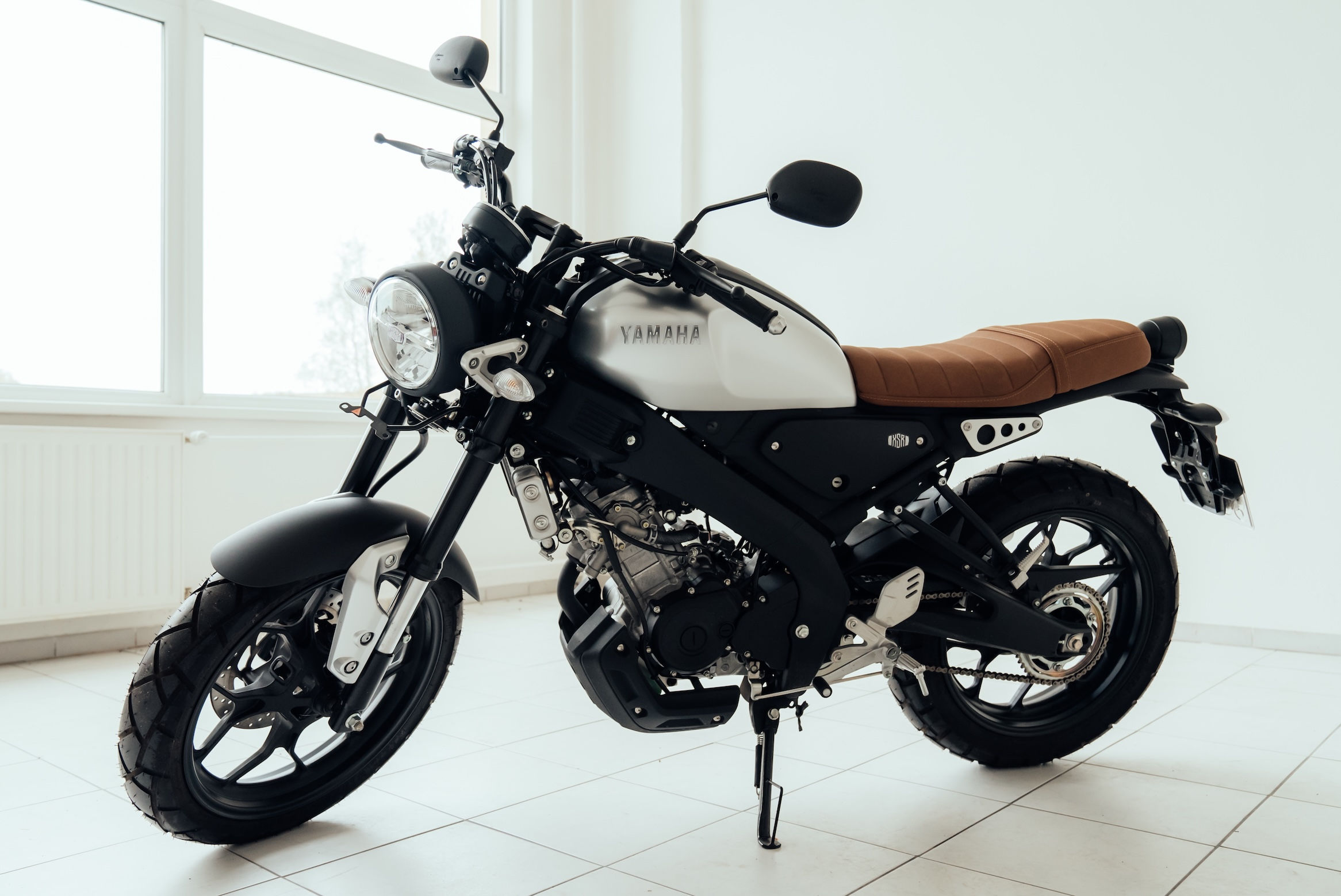 Motorka Yamaha XSR 155 - NOVÁ (Stříbrná)