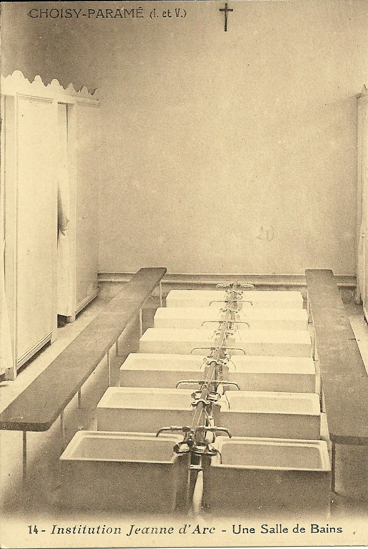 14 Institution Jeanne d'Arc. Une salle de bains0001