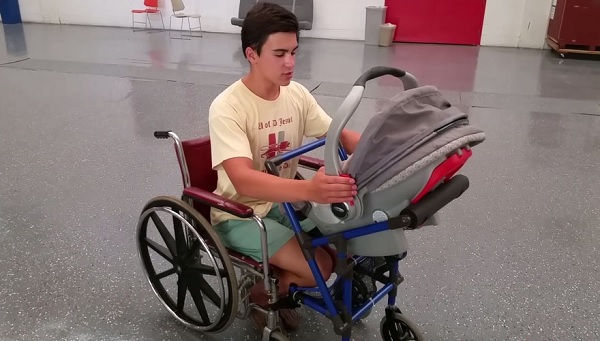 Jovem cria carrinho de bebê adaptado para mães com deficiência física