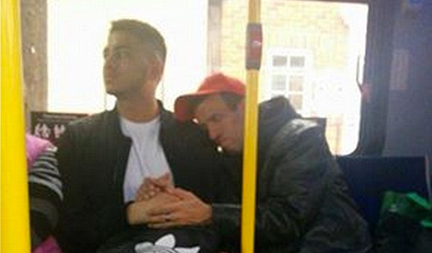 Estudante ajuda homem com deficiência em ônibus e vira 'herói' no Canadá