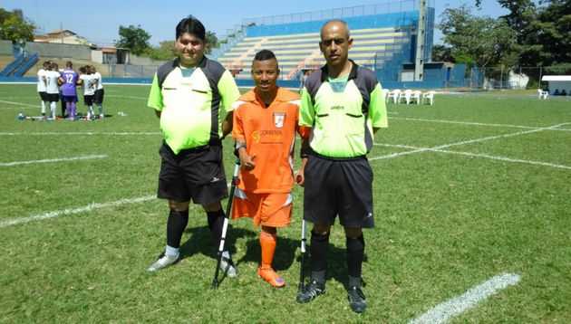 Atleta do futebol para amputados é exemplo de superação