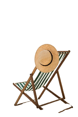 sombrero-de-paja-mantuvo-en-silla-de-playa-vacia-removebg-preview.png
