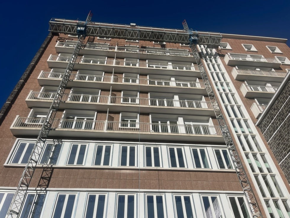 Location avec montage d'une plateforme de travail pour des travaux de rénovation de façade et isolation