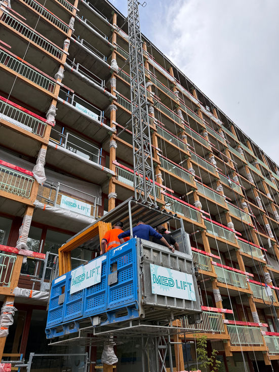 Location avec montage lift Maber MBC2000 plateforme de transport de charges et personnel accompagnant R477 CARSAT
