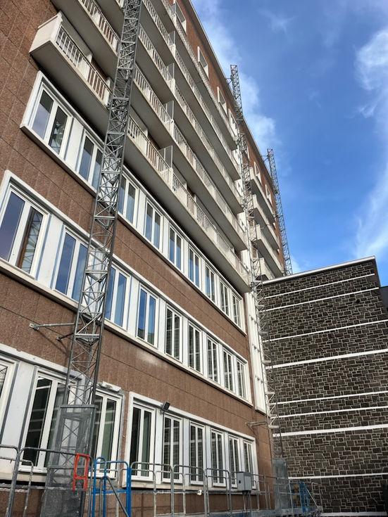 Clermont ferrand location et montage d'une plateforme de travail bi-mâts, ascenseur de chantier, monte-matériaux