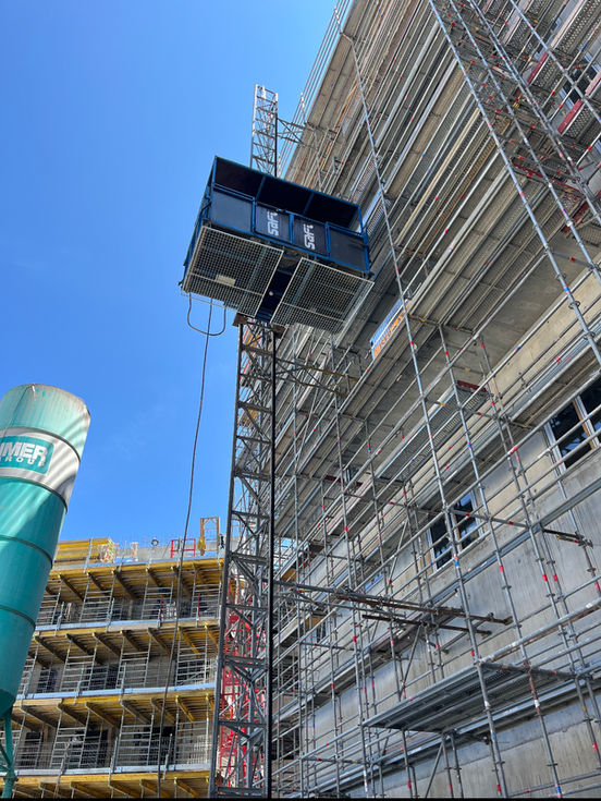 Location avec montage de lift de chantier, monte matériaux et personnel accompagnant, plateformes sur mâts (Maber, Safi, Alimak, SAE, Geda, Alba, Torgar)