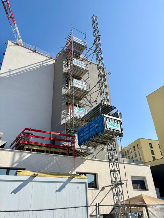 Monte-matériaux et personnes CARSAT R477, location avec montage de lifts de chantier