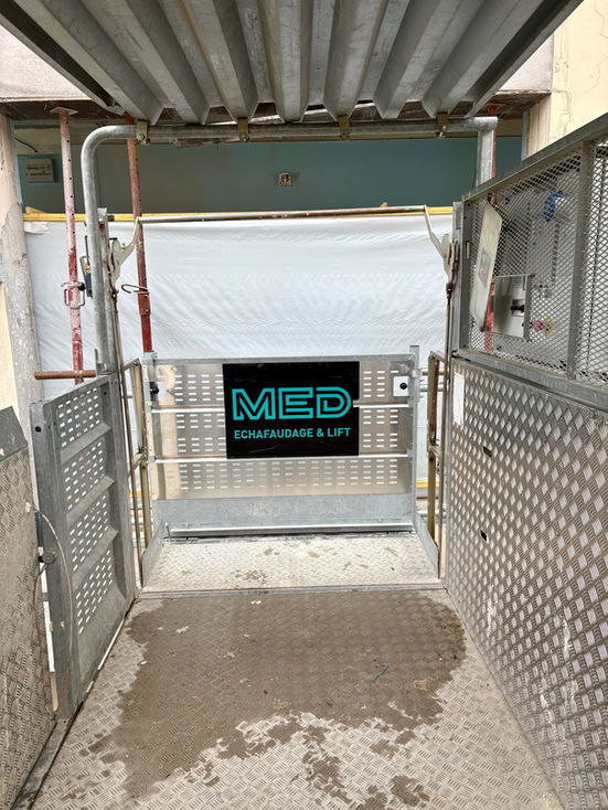 Prestation de montage et location d'un MABER MBC2000 sur un bâtiment, avec portes palières MED -LIFT