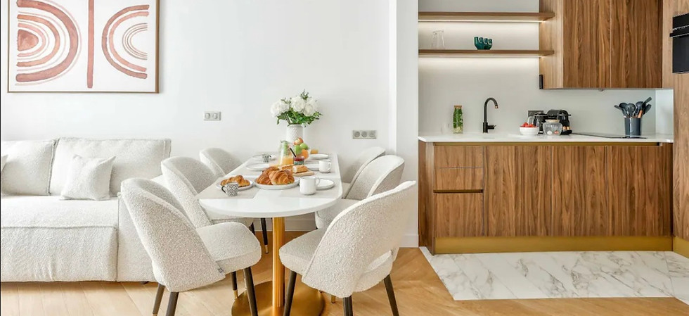 Appartement Airbnb. Cuisine sur-mesure. Sol en marbre de carare. Salle à manger 6 personnes. Parquet en point de Hongrie.