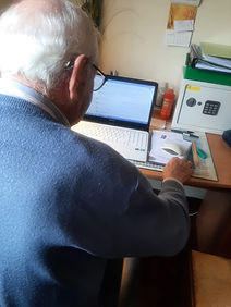 idosos a usar um computador portátil