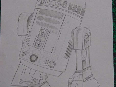 Dessin au crayon graphite représentant le personnage R2-D2, avec un travail précis des ombres et des volumes.