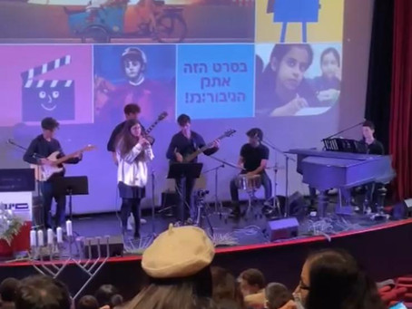הרכב של י"אים ממגמת הג'אז מנגנים בפתיחת פסטיבל סרטי ילדים בסינימטק