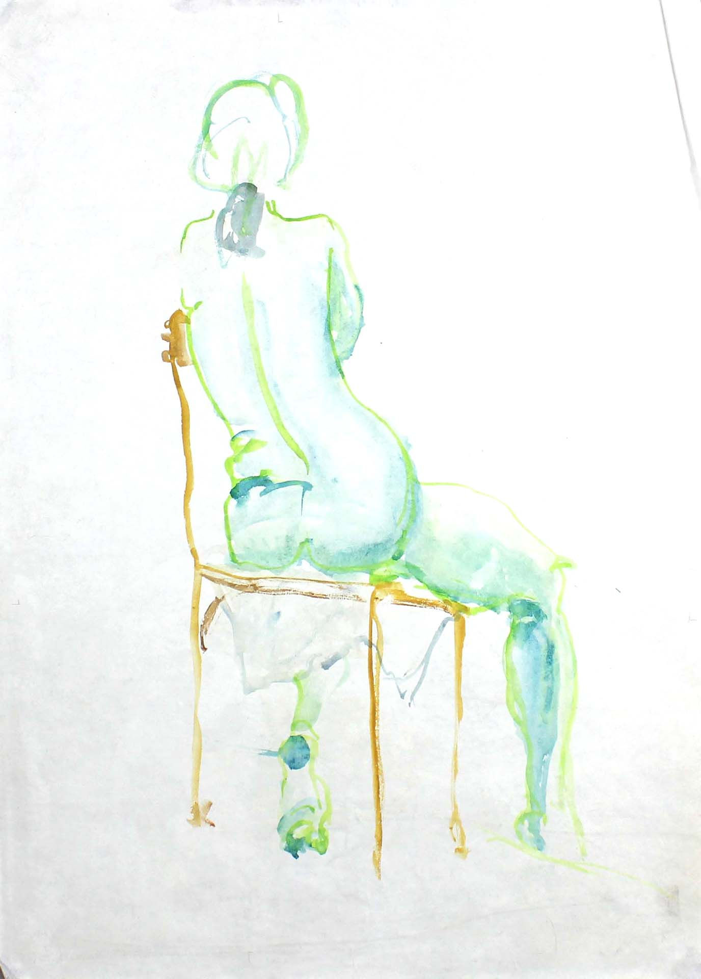 Frau sitzt mit dem Rücken zum Betrachter auf einem Stuhl