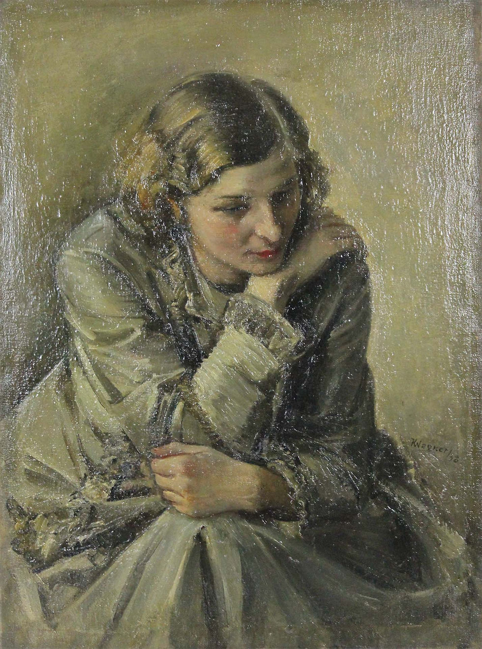 Nachdenkliche blonde Frau in hellblauem Kleid mit Rüschen