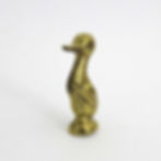 Messingente vor weißem Hintergrund. Walter Bosse, "Ente". Dekorative Figur.