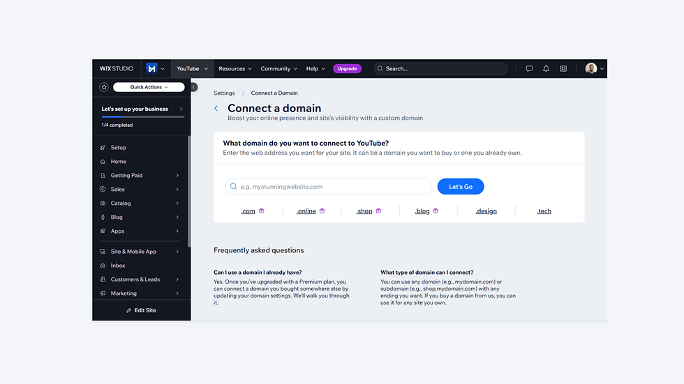 Wix Studio ekranında "Connect a Domain" sayfası. Kullanıcılar YouTube bağlantısı için alan adı girebilir. Menü sol tarafta, sık sorulan sorular altta. Bizimuhit.