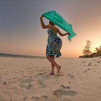 Spiaggia_tramonto_donna_con_foulard_Turtle_Bay_Beach_Club_Watamu_Kenya_Safari_mare_BBT_Tra