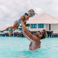 Papà_con_bimba_in_braccio_Kihaa_Maldives_Island_Resort_&_Spa_BBT_Travel_Tour_Operator.jpeg
