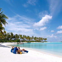 Relax_sulla_spiaggia_bellissima_laguna_Sun_Siyam_Olhuveli_Resort_&_Spa_Maldive_BBT_Travel_