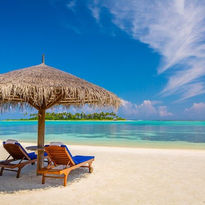 Sdraio_sulla_spiaggia_fine_bianca_Sun_Siyam_Olhuveli_Resort_&_Spa_Maldive_BBT_Travel_Tour_