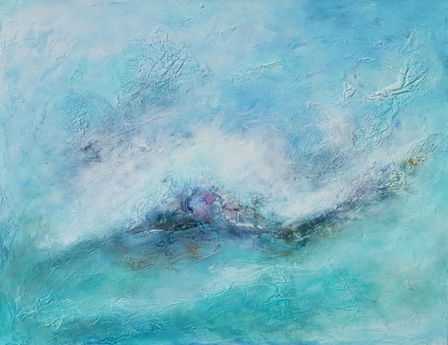 Esta obra de arte abstracta está inspirada en el movimiento del mar. Los tonos suaves de azul claro, turquesa y blanco recuerdan al agua transparente del mar Mediterráneo. Una ola llena de energía y luz.