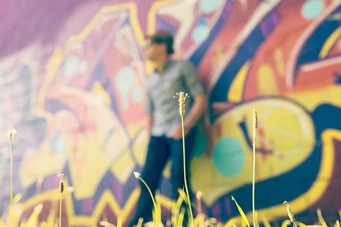 Man op een graffitimuur