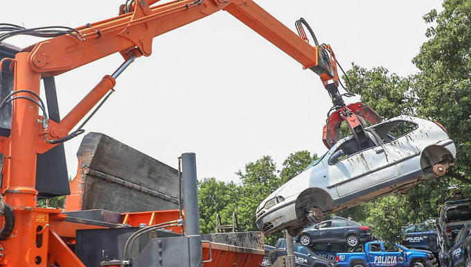 Provincia comenzó la compactación de 2.100 motocicletas y 700 vehículos en el Depósito Policial de Santa Fe

