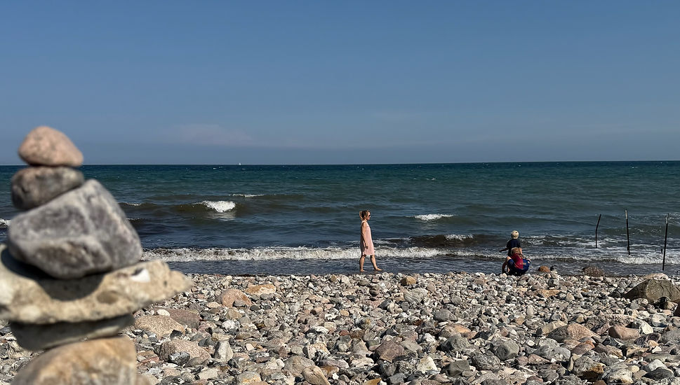 Julia Harms am Meer mit zwei spielenden Kindern
