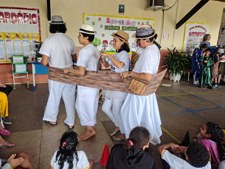 Grupo de teatro e artes integradas celebra aniversário com ações solidárias nas áreas de ponte, em Macapá