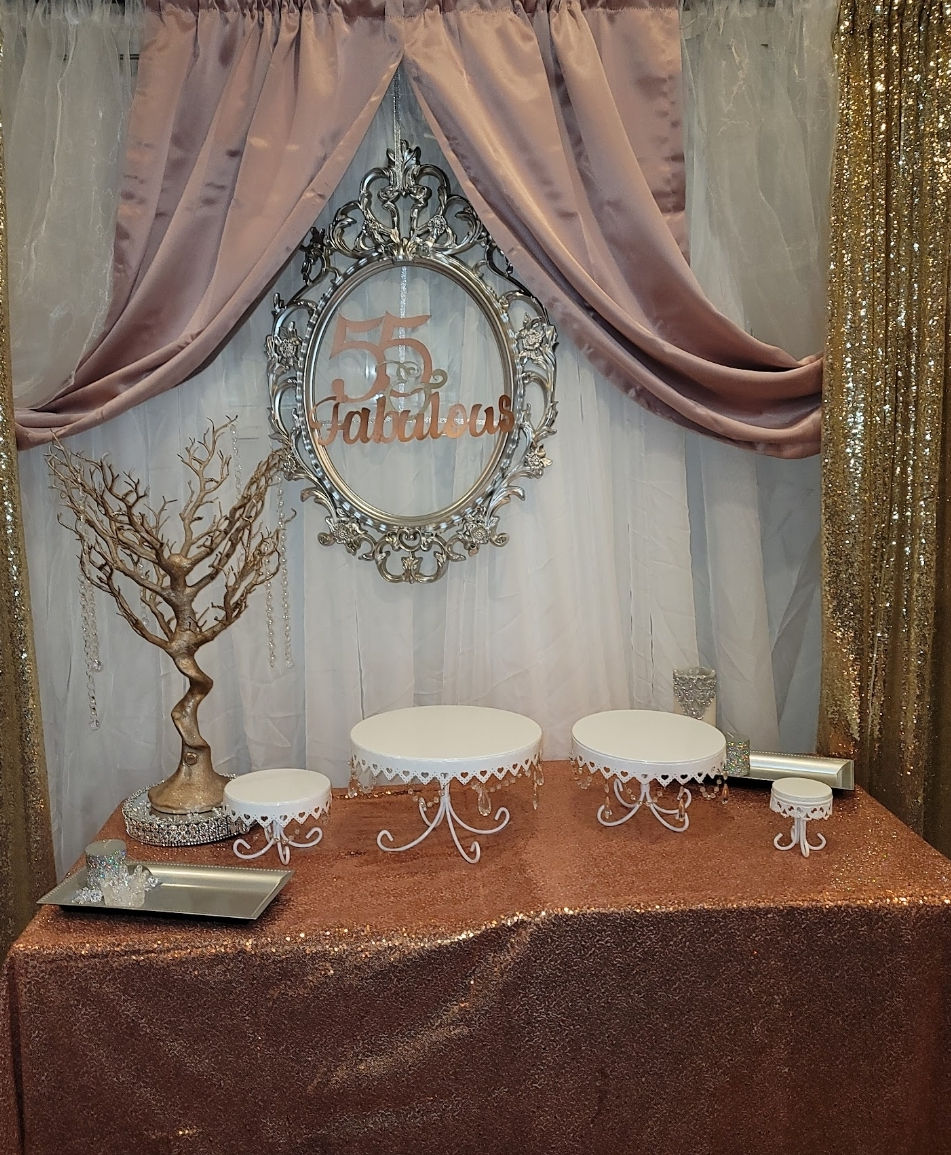 Thumbnail: Round white cake stand