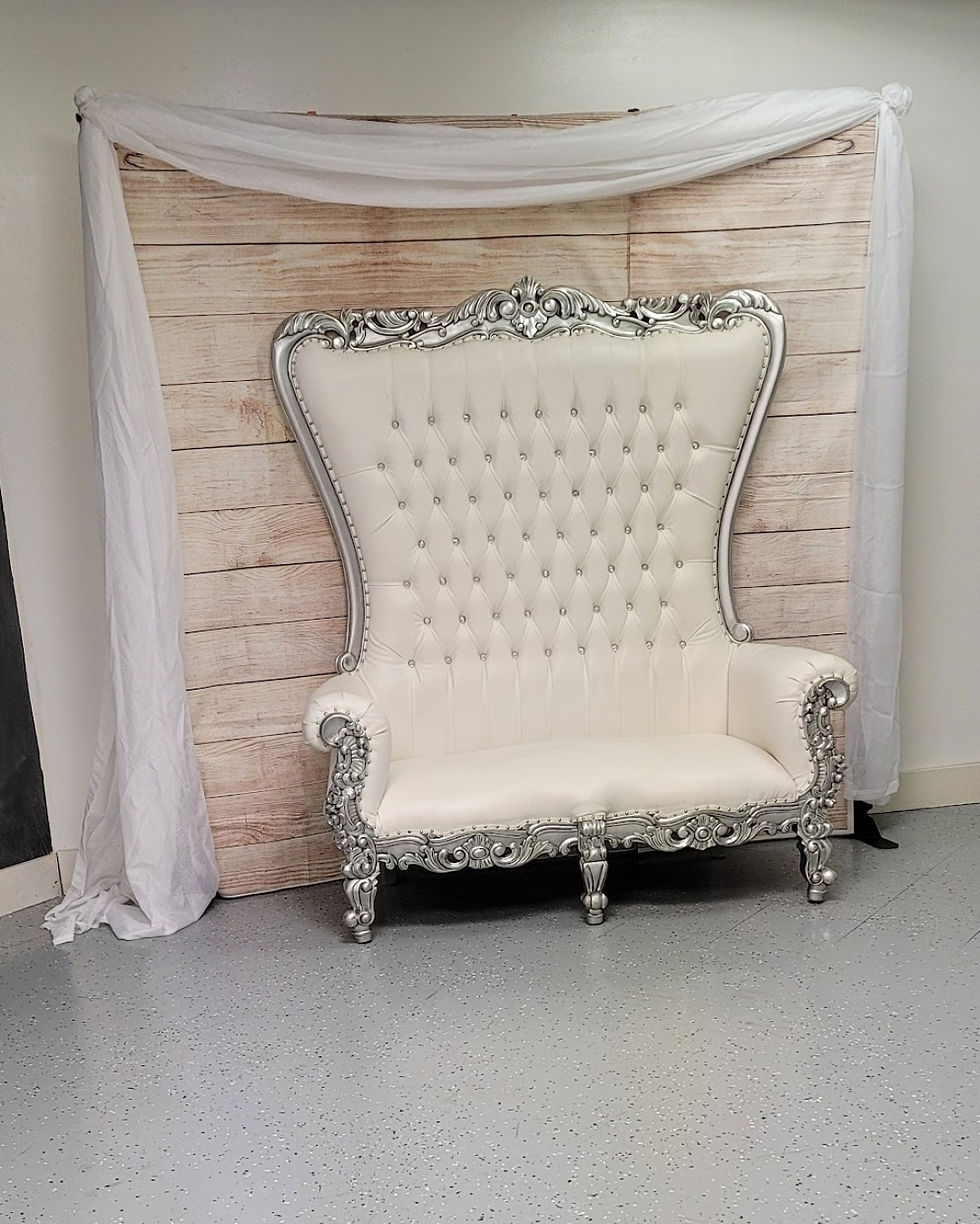Thumbnail: Silver Love Seat Throne