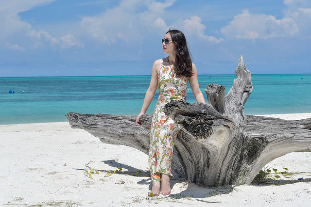 If you see such pristine beach and water, basically it is asking to be photographed! So here I am, using 15 minutes of my time to capture Miss Shen from Hangzhou at her most beautiful. So who wants me to capture their wedding shots?