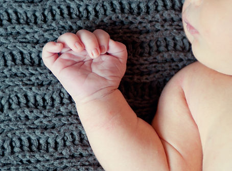 Schlafendes Baby auf blauer Laufstalleinlage