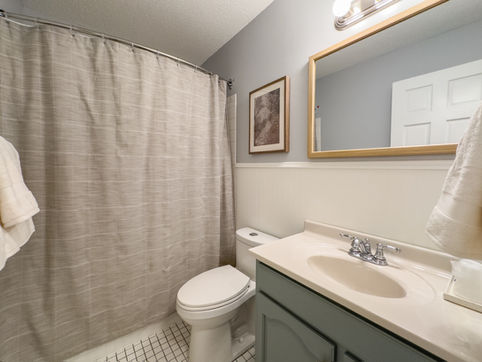 Private Bathroom with Full Shower – Room 3, Hotel Lanesboro