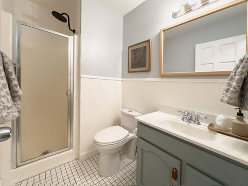 Private Bathroom with Full Shower – Room 5, Hotel Lanesboro