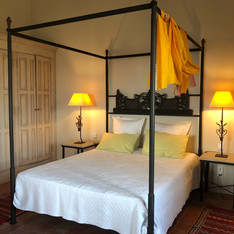 vue-chambre-location-maisonlepigeonnierdecrillon-avec-litabaldaquin-climatisation-tommettes-styleprovencale-décorationauthentique-vue-surlemtventoux-et-piscineprivée