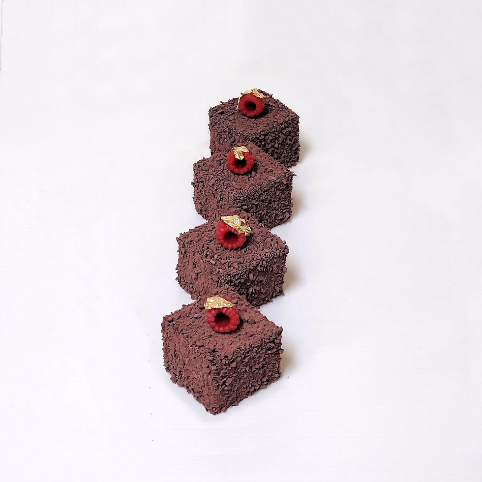 Thumbnail: Este mini postre falso combina textura y sofisticación en un cubo recubierto de virutas de chocolate realistas