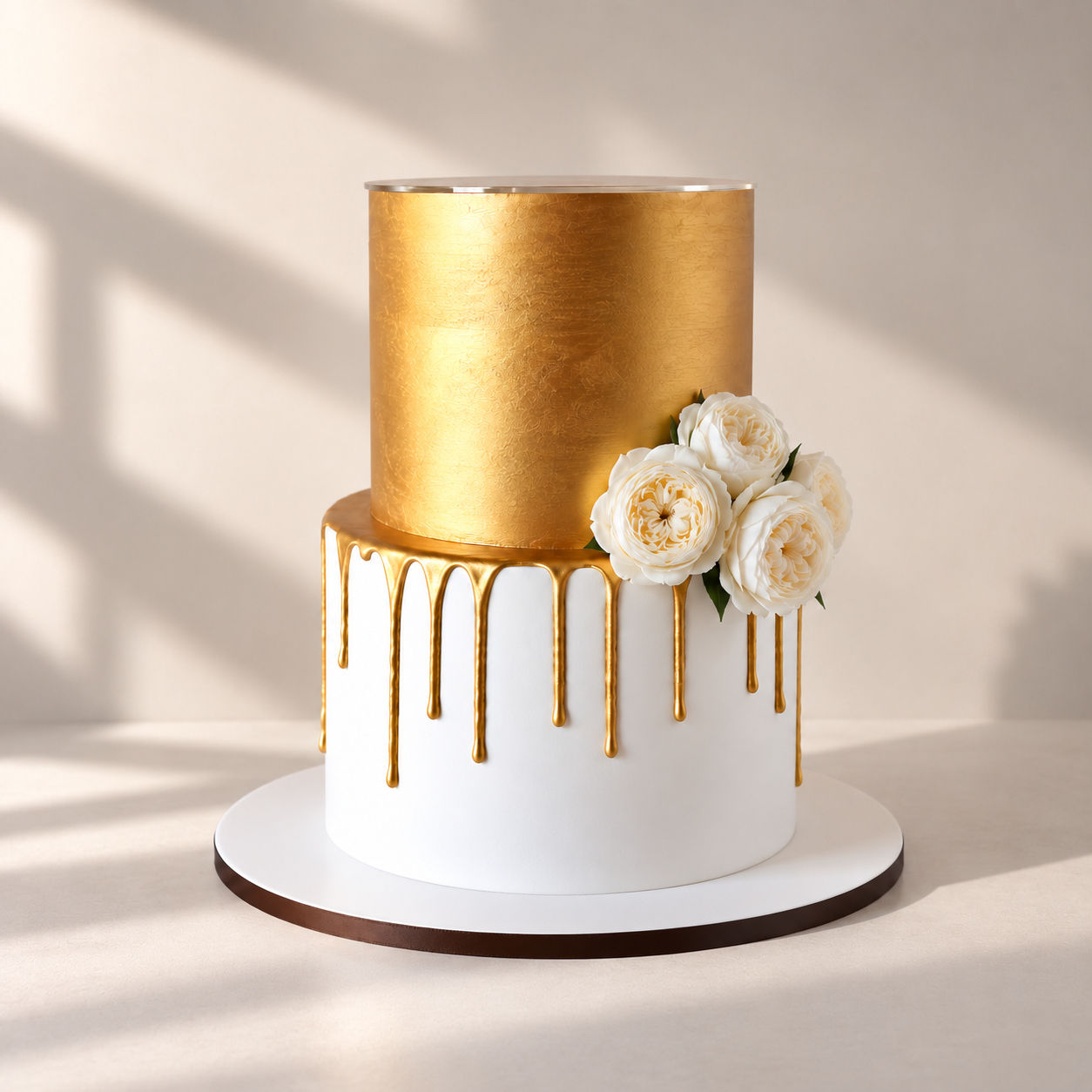 Stand Roma Gold Drip de dos pisos en blanco y dorado con peonías marfil – Custom Fake Cakes