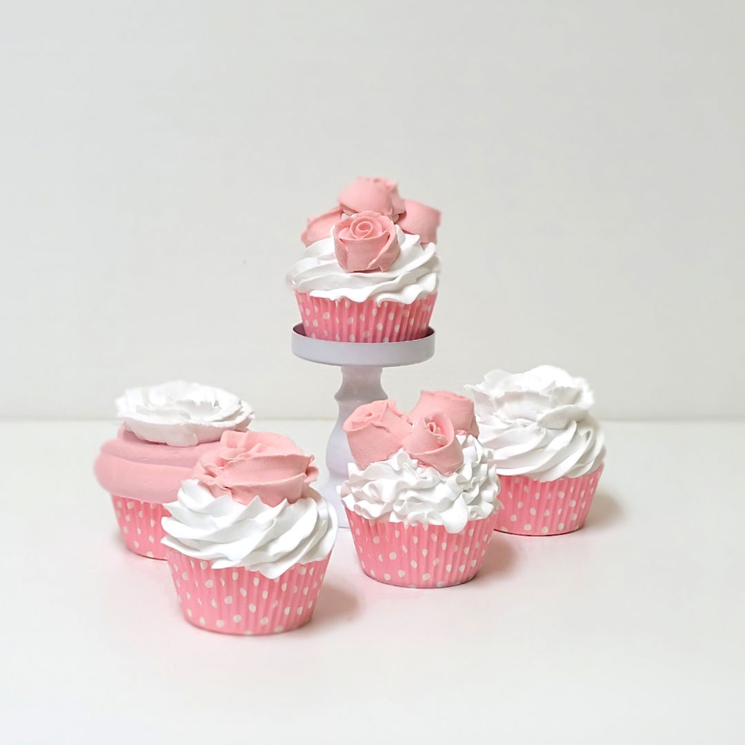 Perfectas cupcakes con flores hechas a mano imitando el buttercream. Quedan geniales a juego con el Wedding Fake Cake.